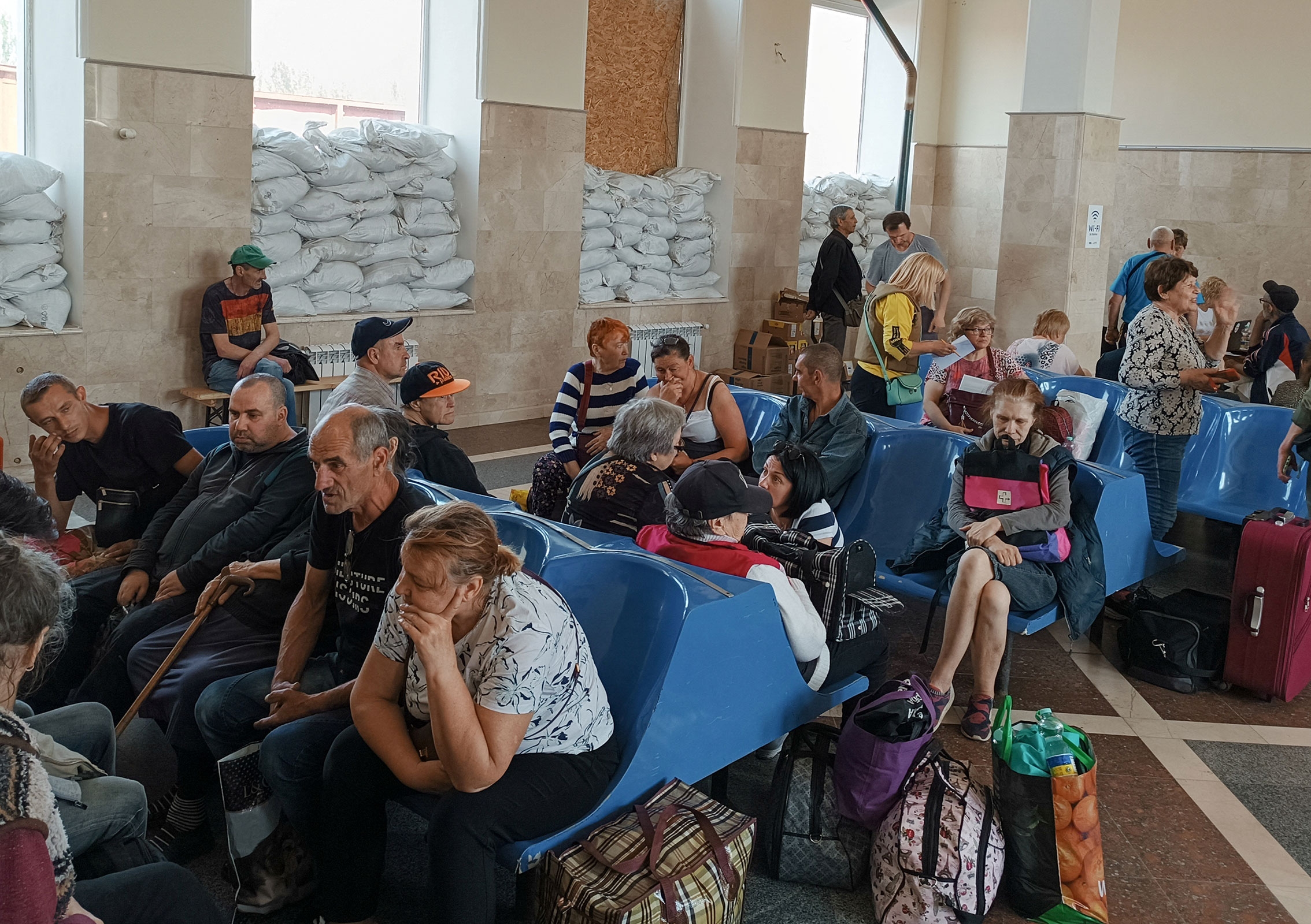 Люди ждут эвакуации на вокзале в Херсоне