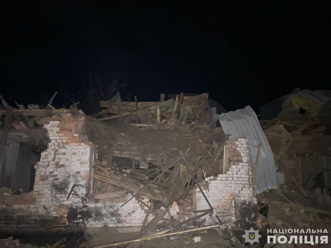Последствия воздушного удара в Семеновке в Черниговской области