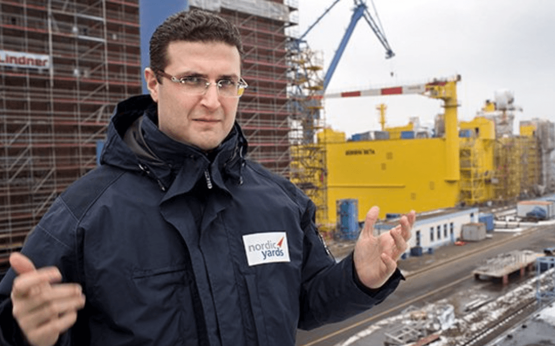 Виталий Юсуфов на фоне верфей в Ростоке