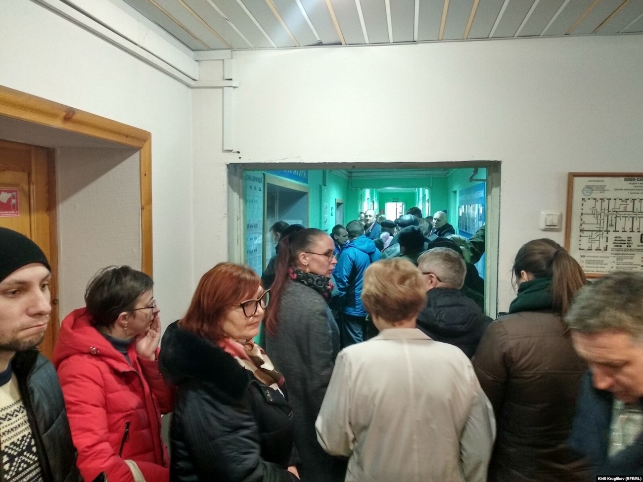 Очередь за справкой к наркологу в Вологде, ноябрь 2019 года. Через несколько месяцев такая справка должна была подорожать до 5000 рублей. Фото: «Север.Реалии»