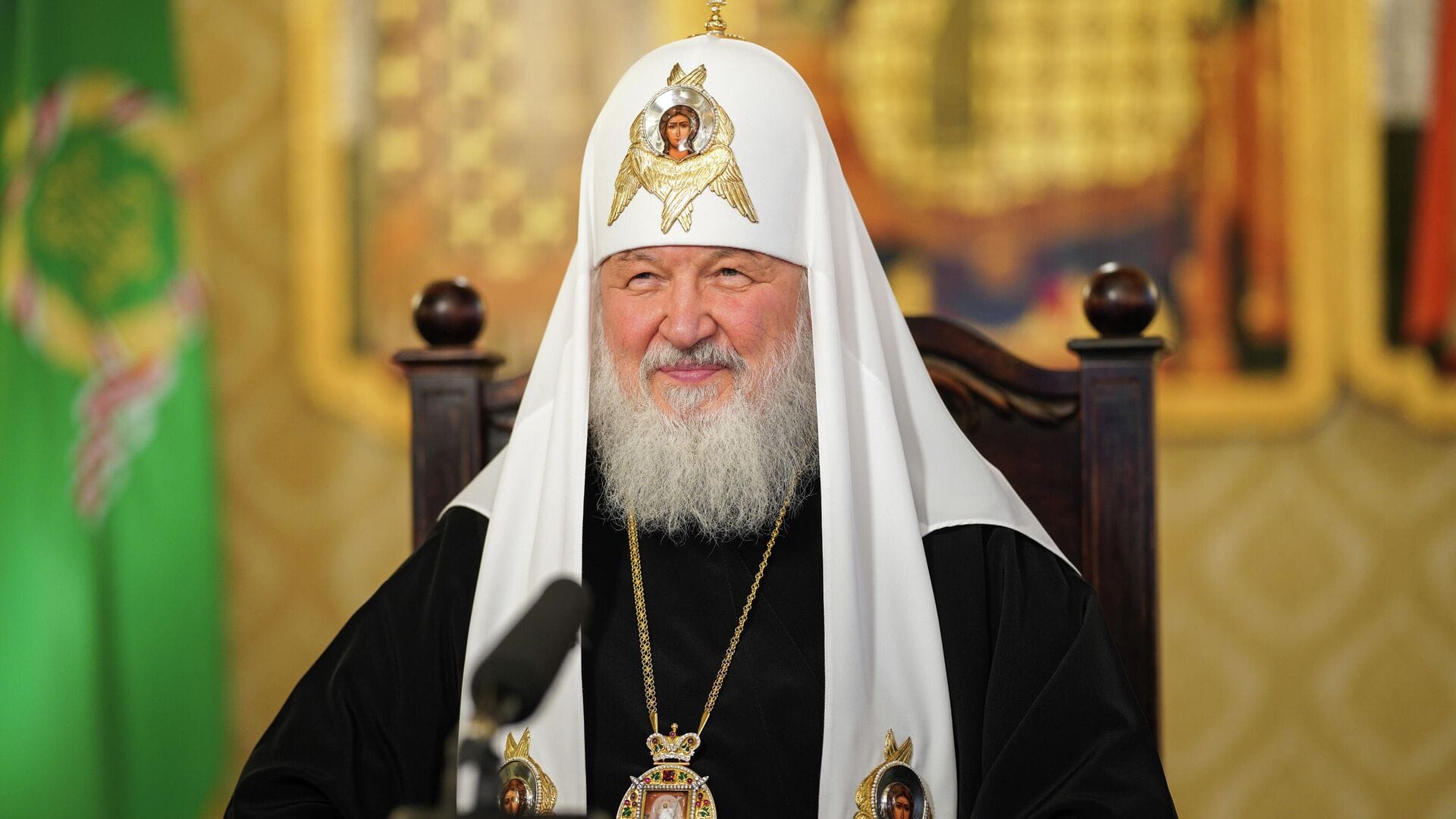 Патриарх Кирилл упал во время освящения храма, его не успели поймать из-за запрета прикасаться к нему. Видео.