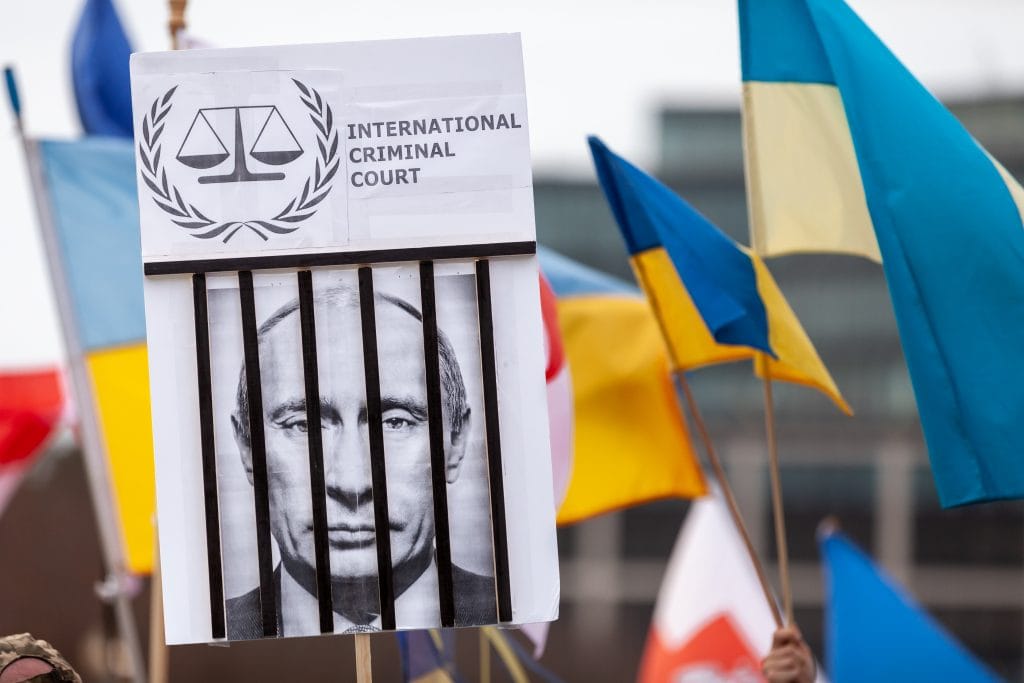 Приглашение на казнь: международные адвокаты, судьи и дипломаты о том, как может быть устроен суд над Путиным