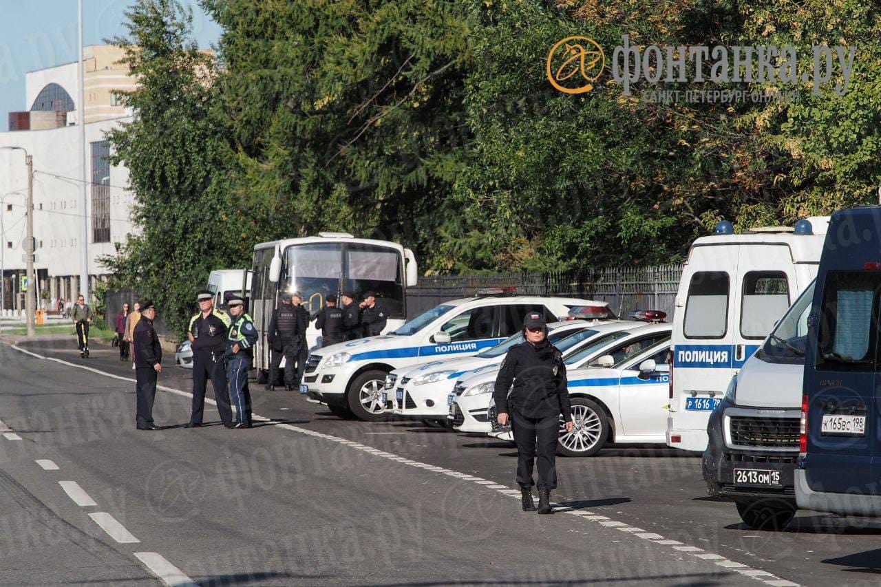 В Петербурге, похоже, готовятся хоронить Пригожина. У одного из кладбищ перекрыли проезд, установили металлоискатели, вагнеровцы несут цветы