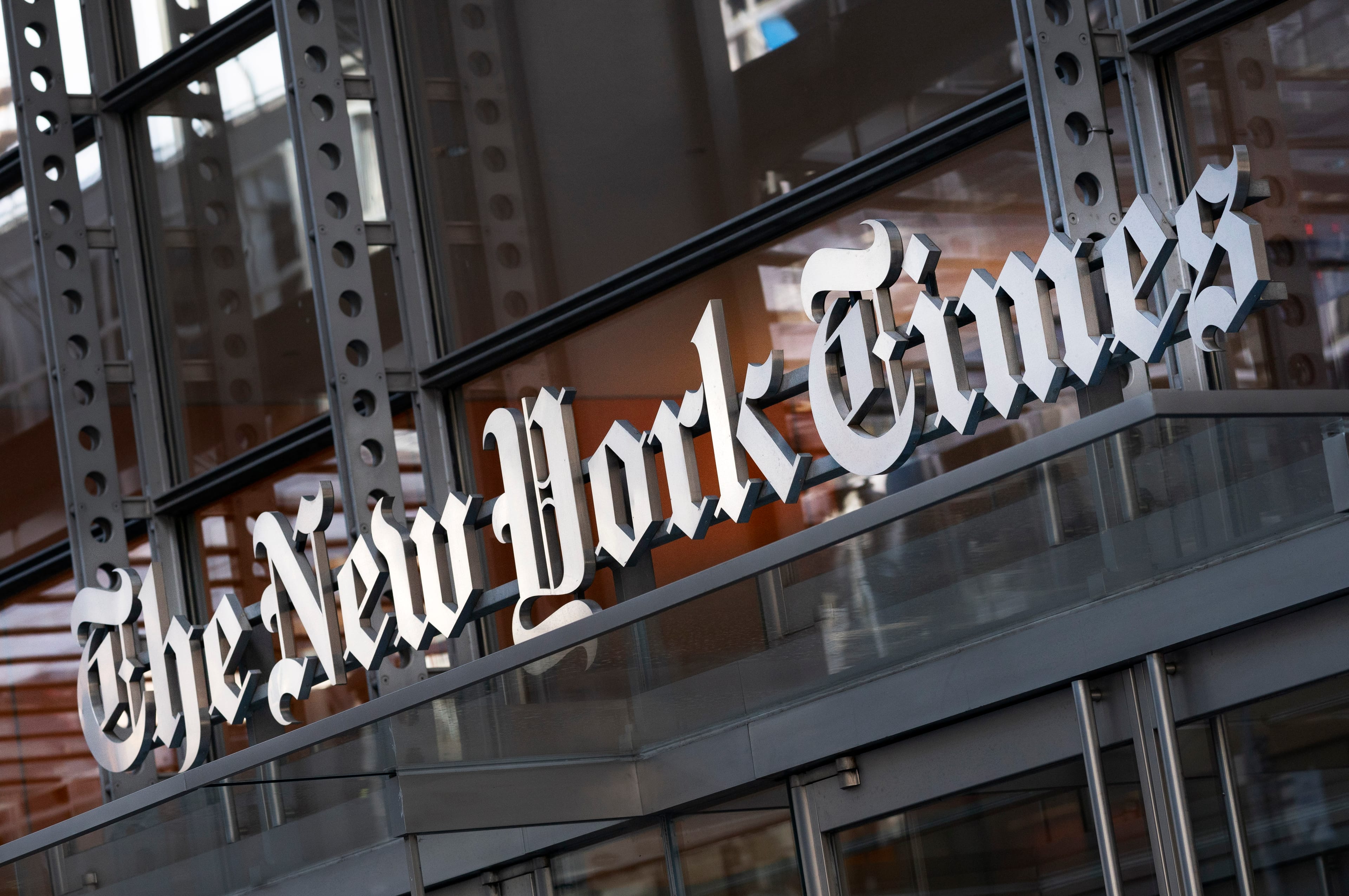 The New York Times подала в суд на OpenAI и Microsoft. Редакция хочет запретить использовать свои тексты для обучения чат-ботов
