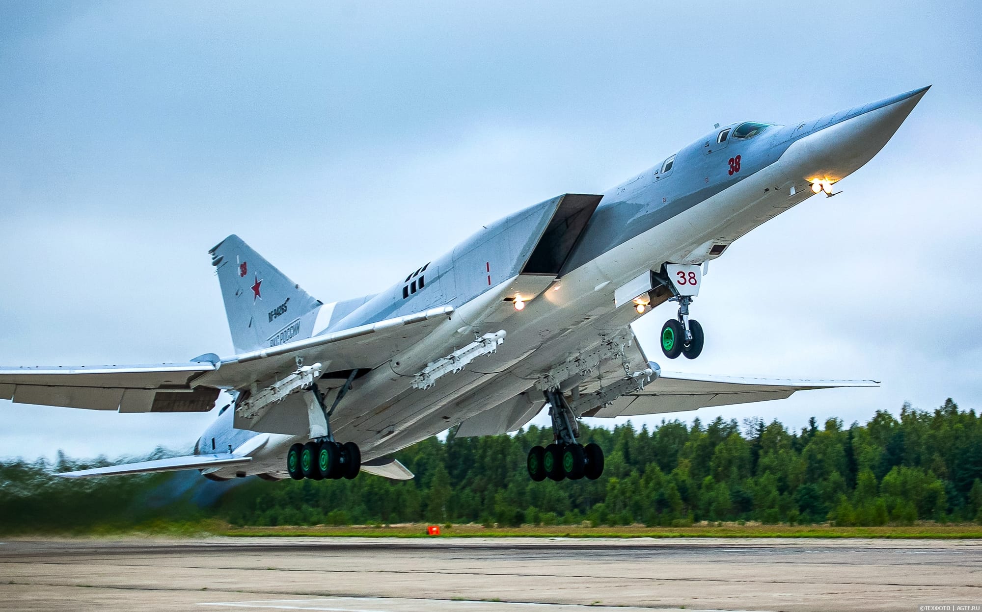 В Ставропольском крае разбился бомбардировщик Ту-22М3. РФ говорит о технической неисправности, Украина утверждает, что сбила самолет
