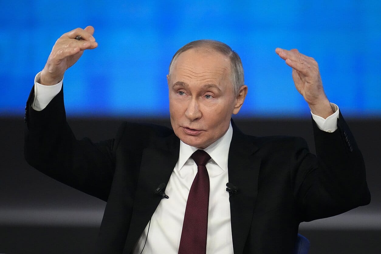 Путин распорядился ограничить использование в России зарубежных программ, в том числе мессенджеров