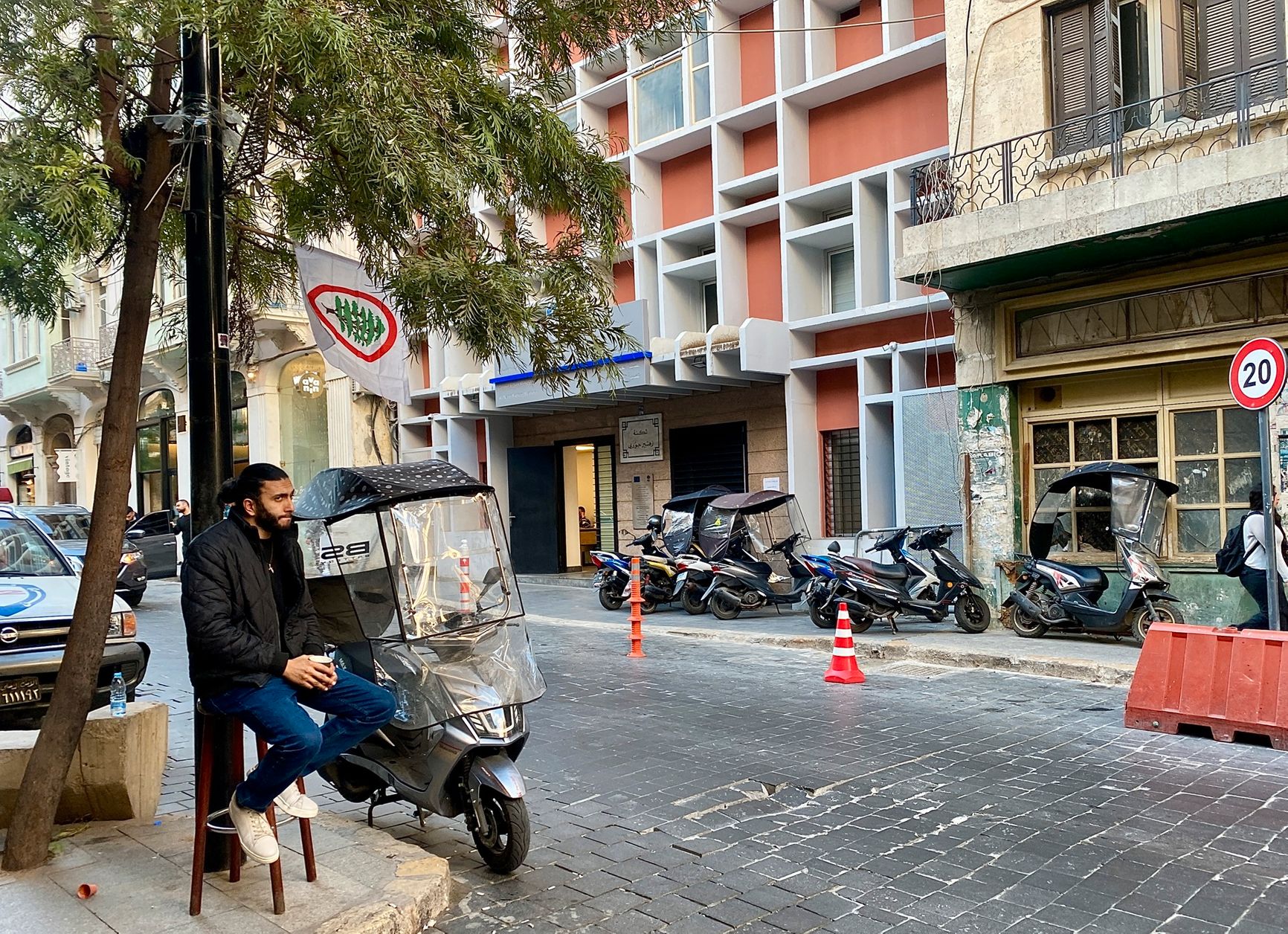 Сирийский беженец на улице Армения — многие из бежавших от войны сирийцев передвигаются на скутерах с пластиковой ветрозащитой