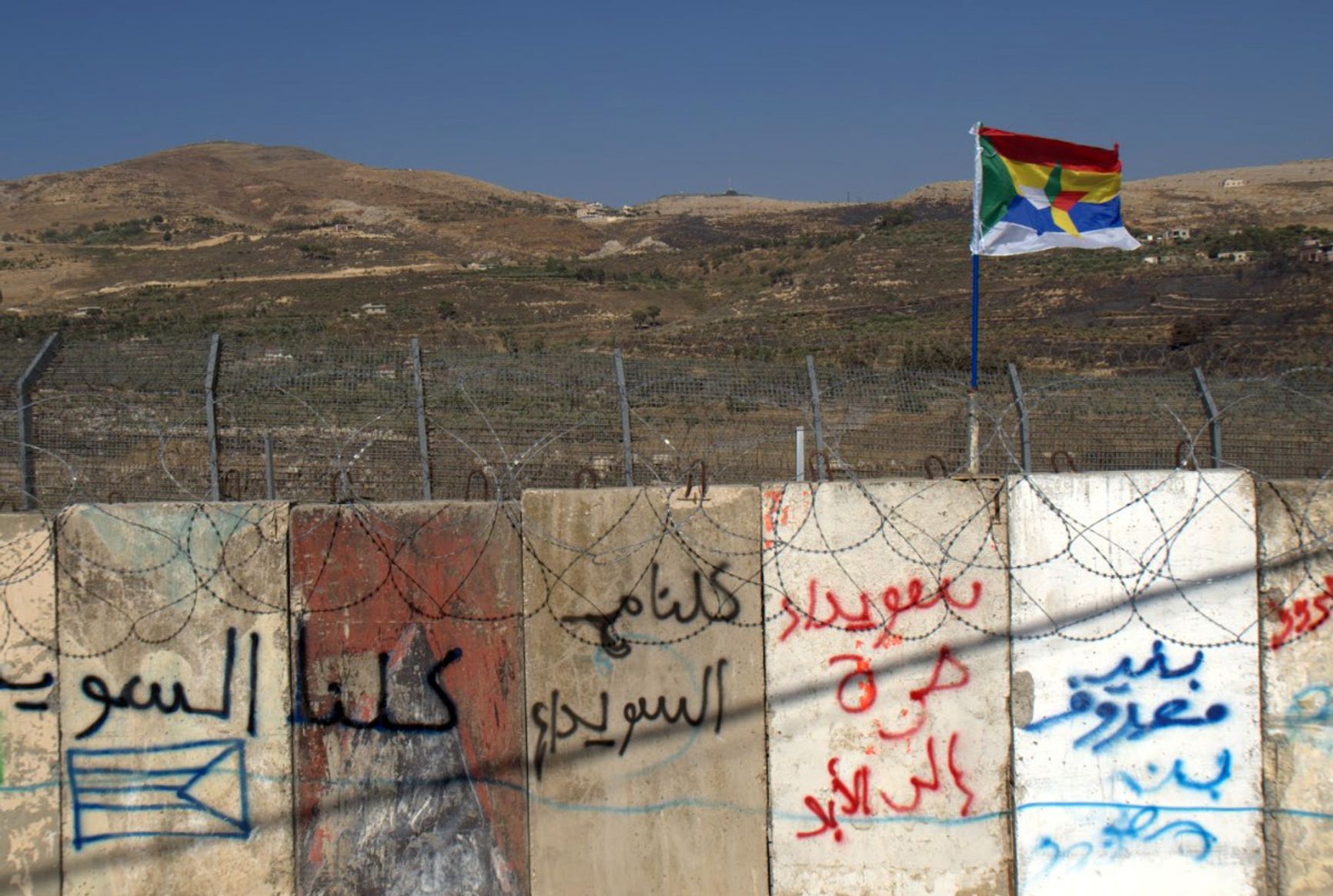 Граффити на стене гласят «Мы все — Эс-Сувейда», «Друзская кровь не дешевая», «Не простим»