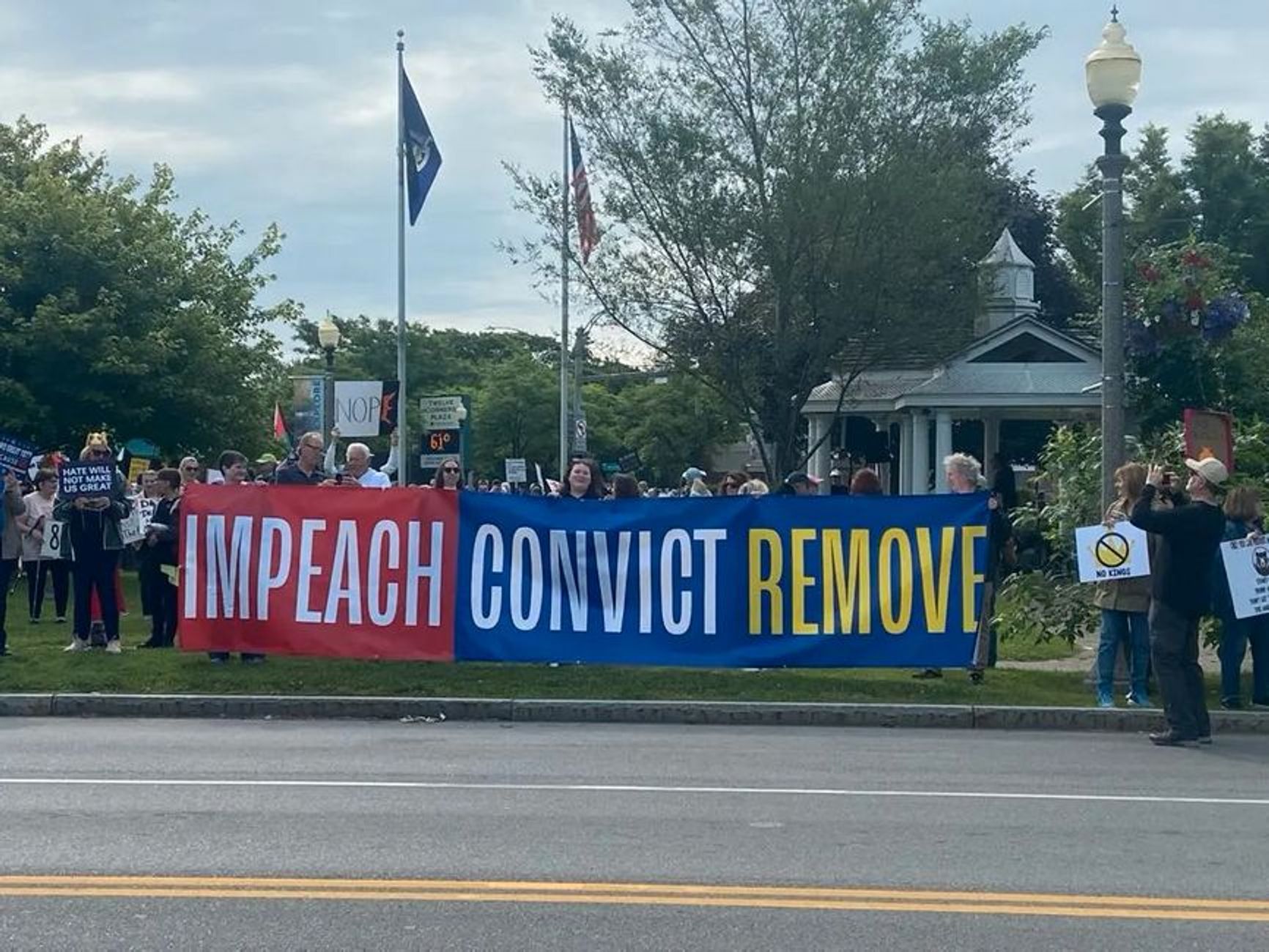 «Обвинить. Осудить. Сместить», — требуют авторы этого плаката