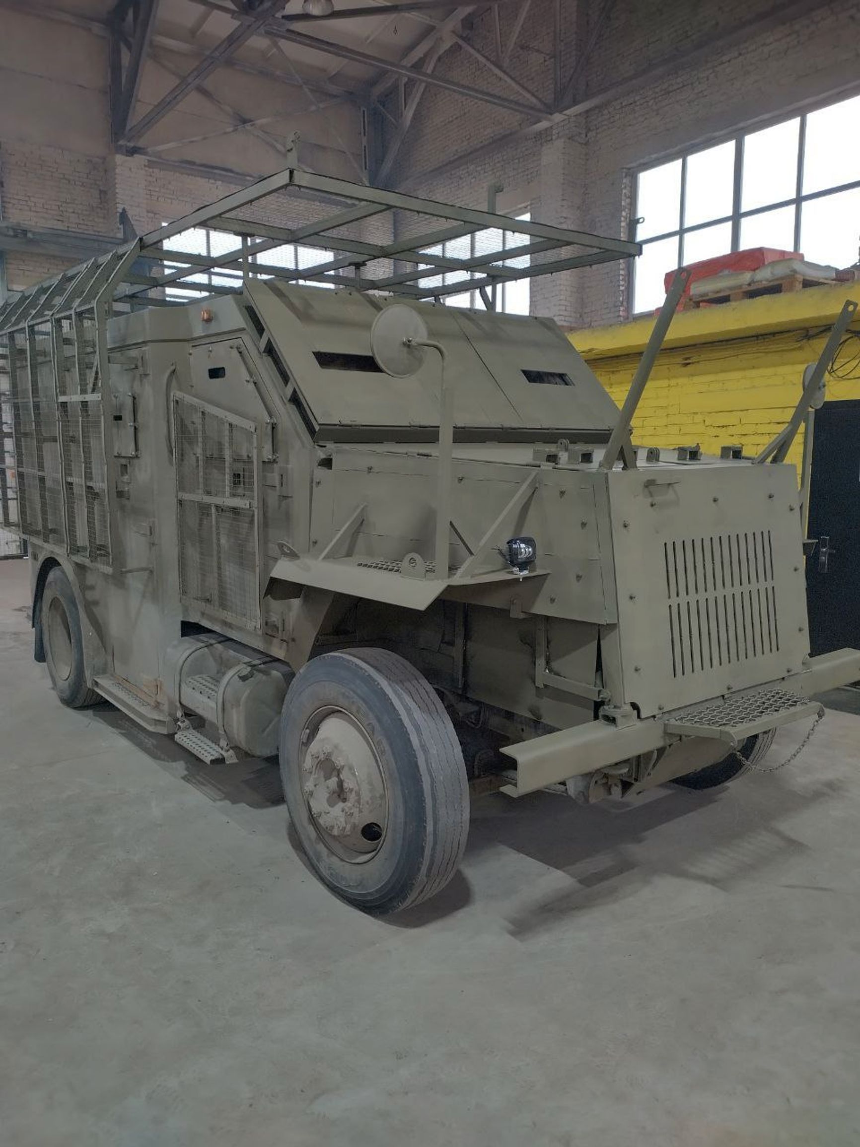 Добронированный российский инкассаторский бронеавтомобиль International 4700