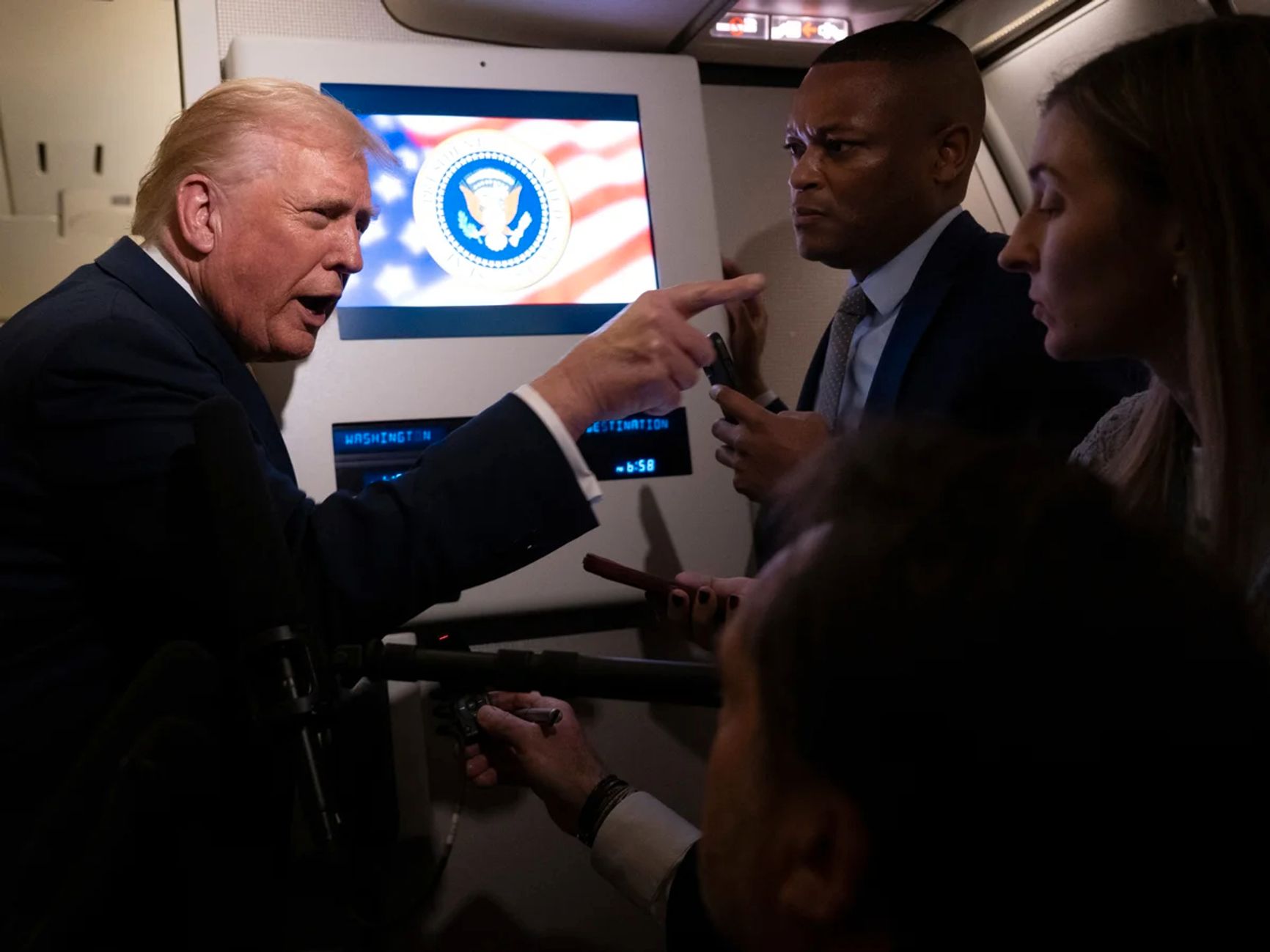 На вопрос журналистки Bloomberg о файлах Эпштейна Трамп ответил: «Тихо, хрюшка!»