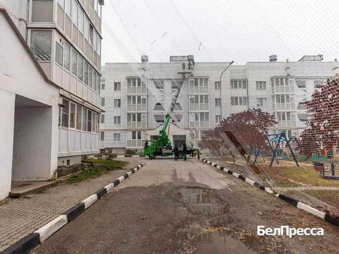 Противодронная сеть над тротуаром в Шебекине в Белгородской области